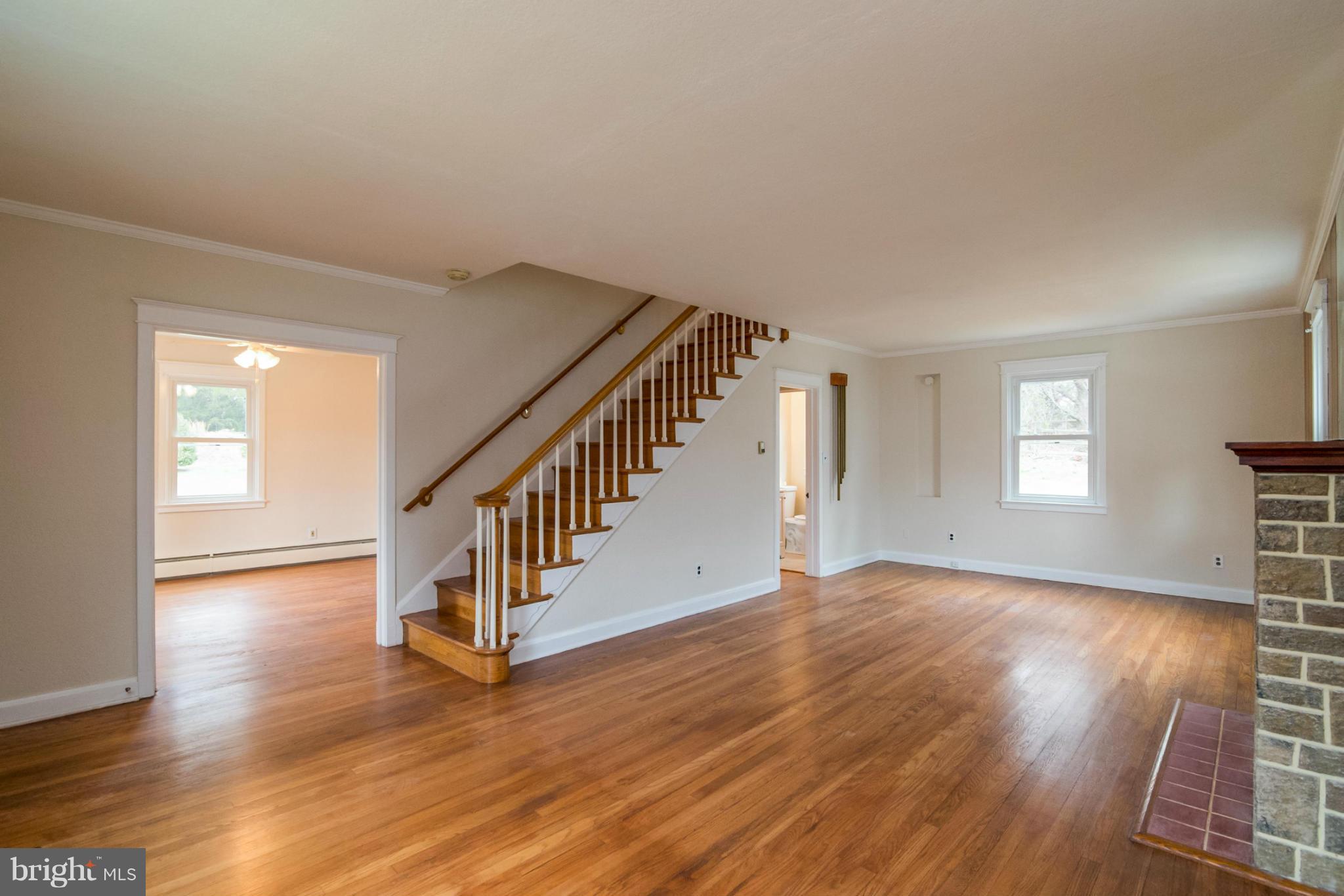 515 Charing Cross Road Baltimore, MD 21229 - Photo 7 of 29 Living Room