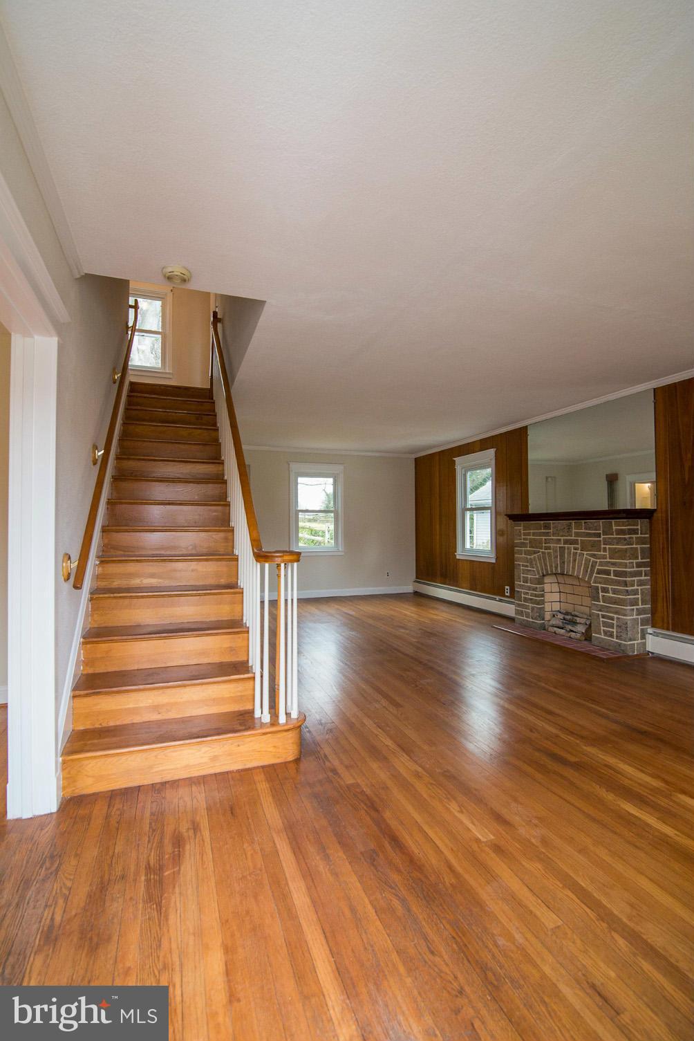 515 Charing Cross Road Baltimore, MD 21229 - Photo 8 of 29 Living Room