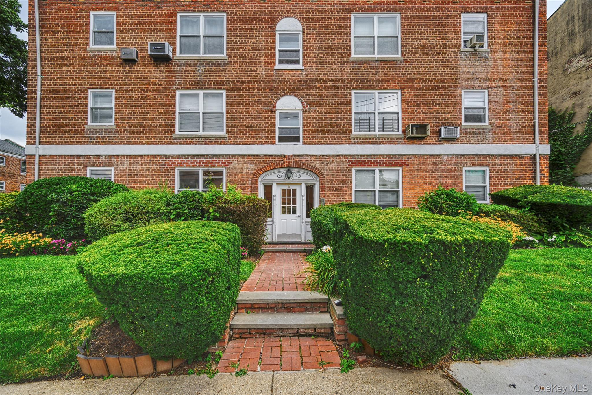 221 Middle Neck Road, Unit B1 Great Neck, NY 11021 - Photo 25 of 26 Gallery Image 25