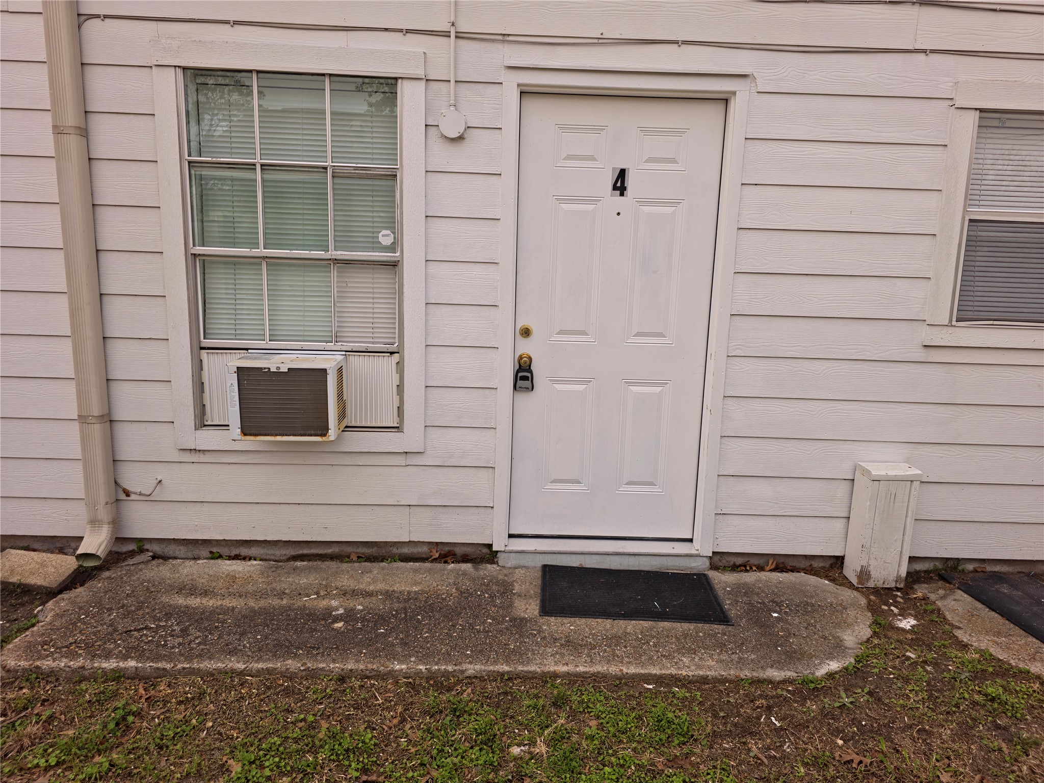 207 Moody Street, Unit 4 Houston, TX 77009 - Photo 3 of 11 a view of front door of house