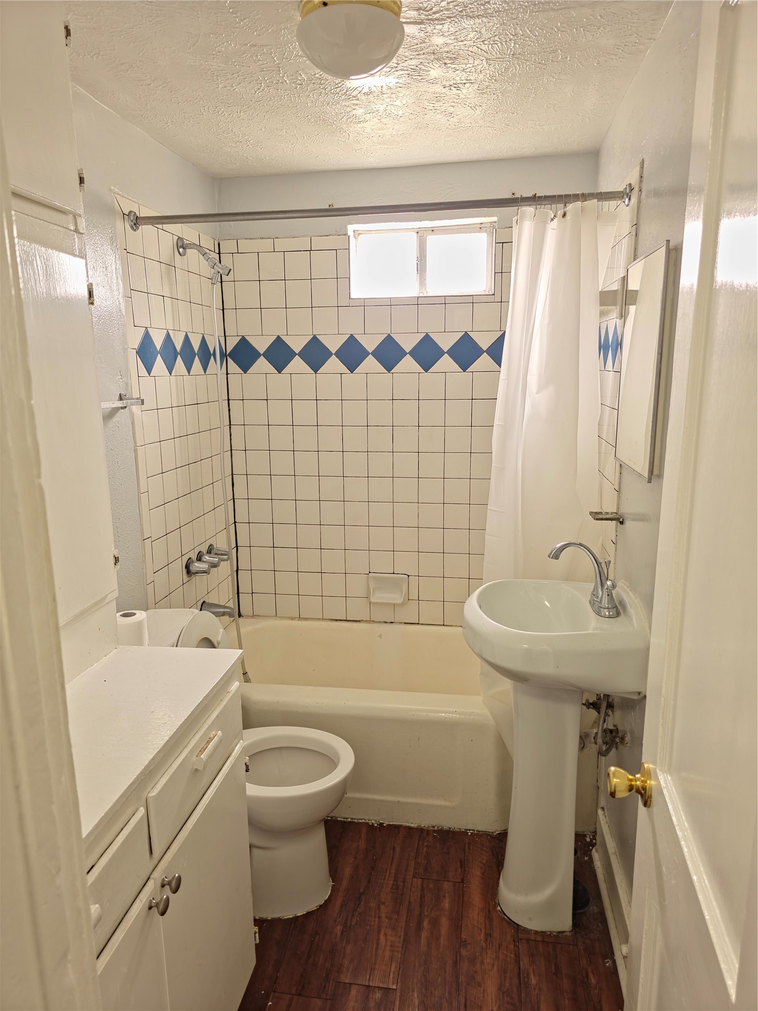 207 Moody Street, Unit 4 Houston, TX 77009 - Photo 5 of 11 a bathroom with a sink toilet and shower