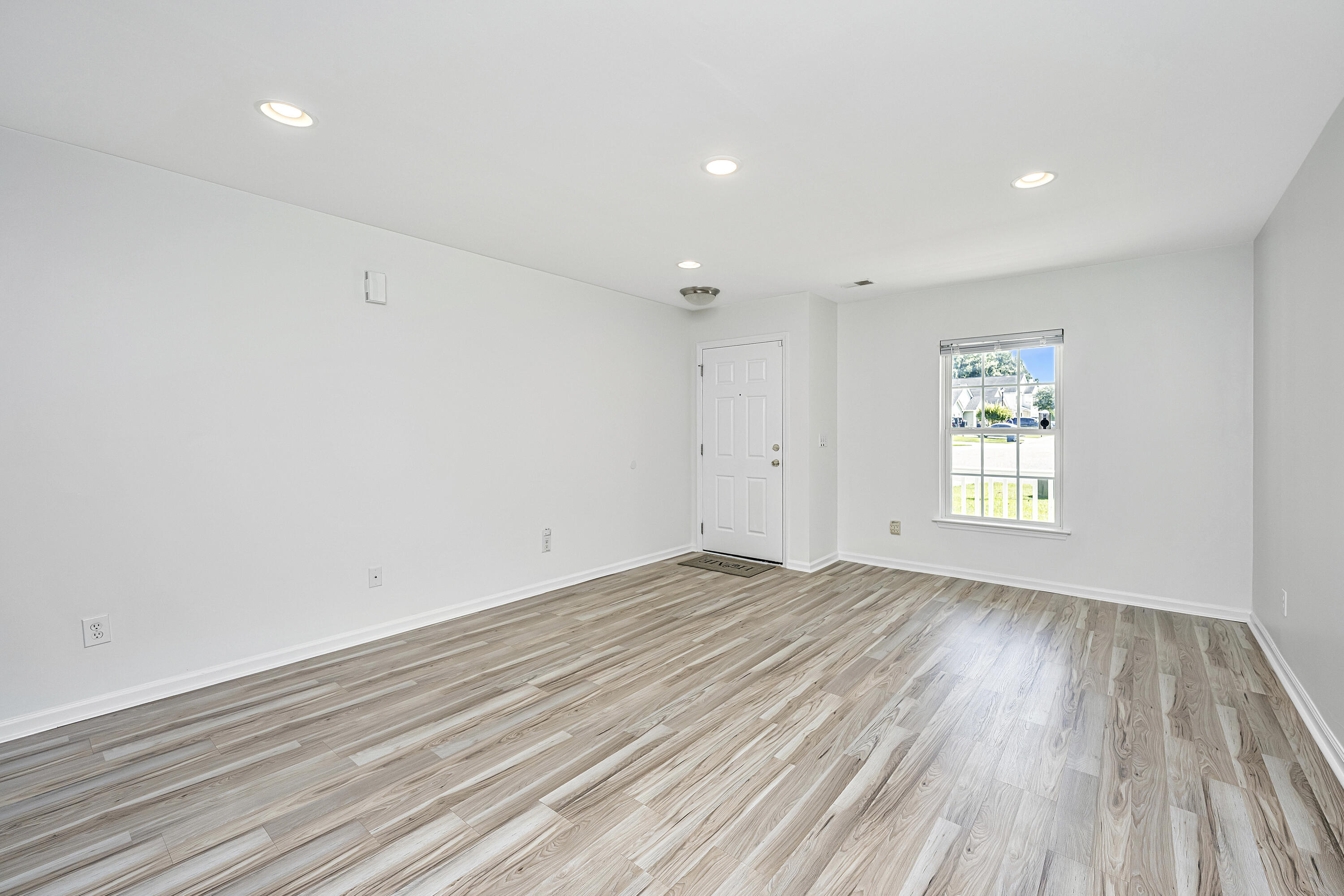 142 Avalon Road Summerville, SC 29483 - Photo 5 of 31 142Avalon012