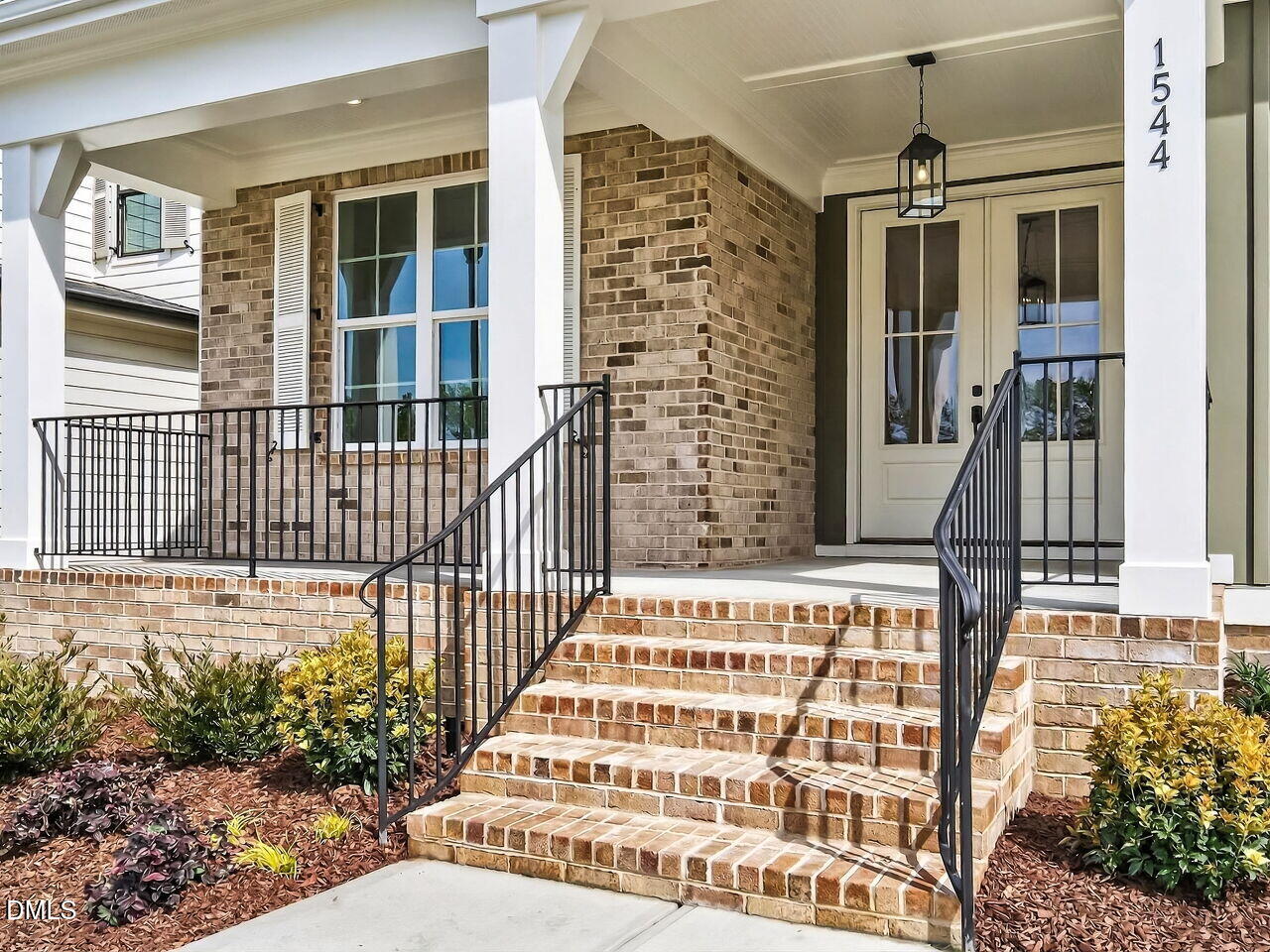 003-1280x960-front-porch