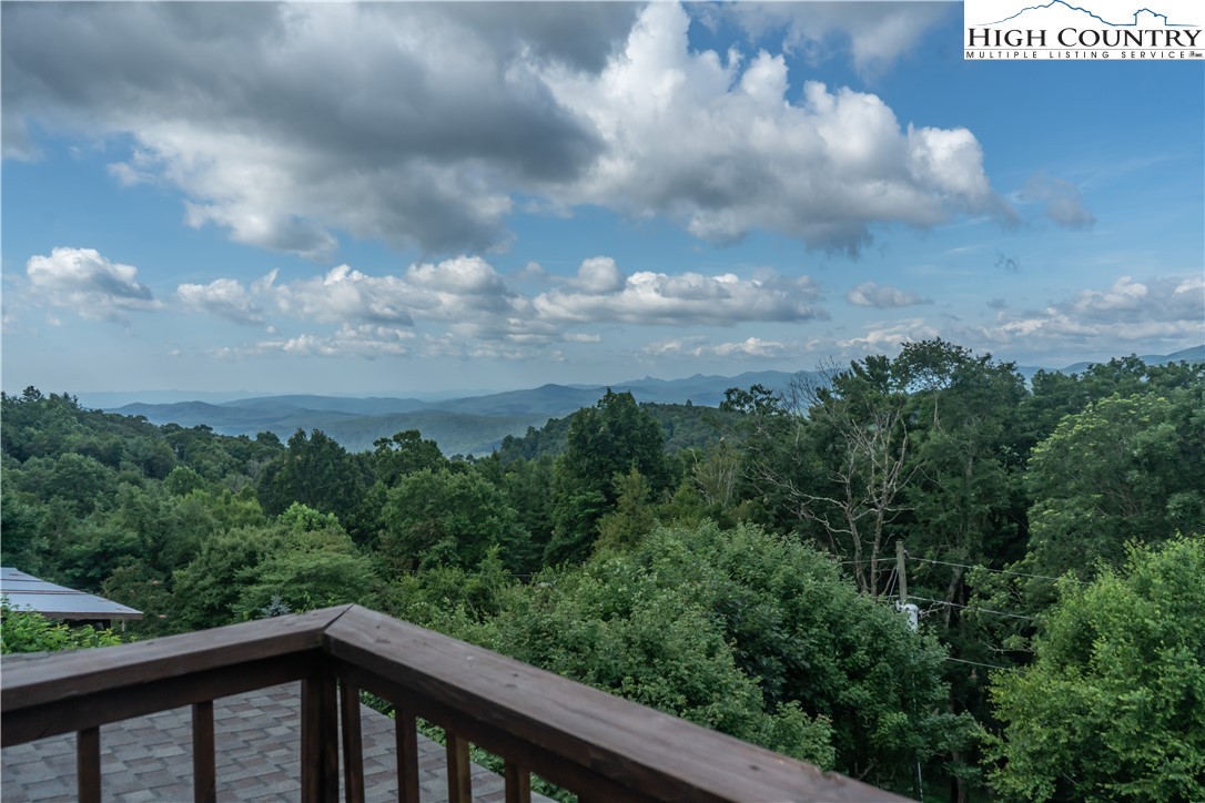320 Misty Ridge Lane Blowing Rock, NC 28605 - Photo 26 of 46 a balcony with an outdoor space