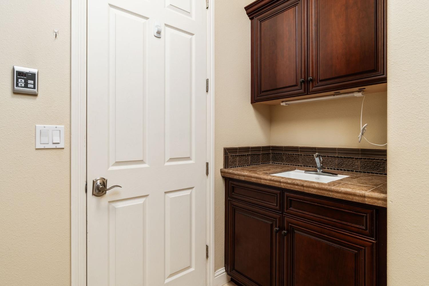 3545 Barclay Square Clovis, CA 93619 - Photo 25 of 31 a bathroom with a sink and a mirror