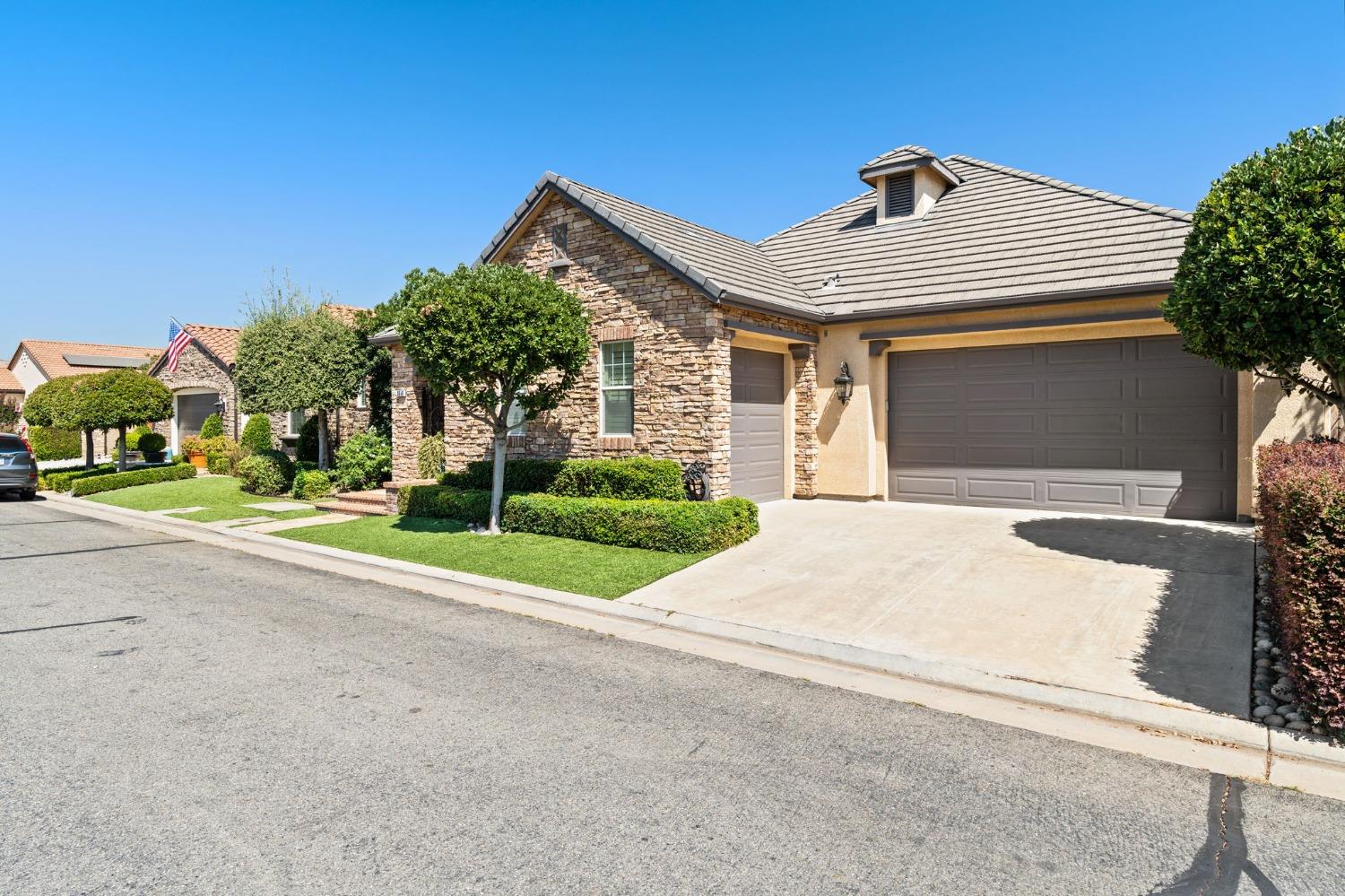 3545 Barclay Square Clovis, CA 93619 - Photo 31 of 31 front view of a house with a yard