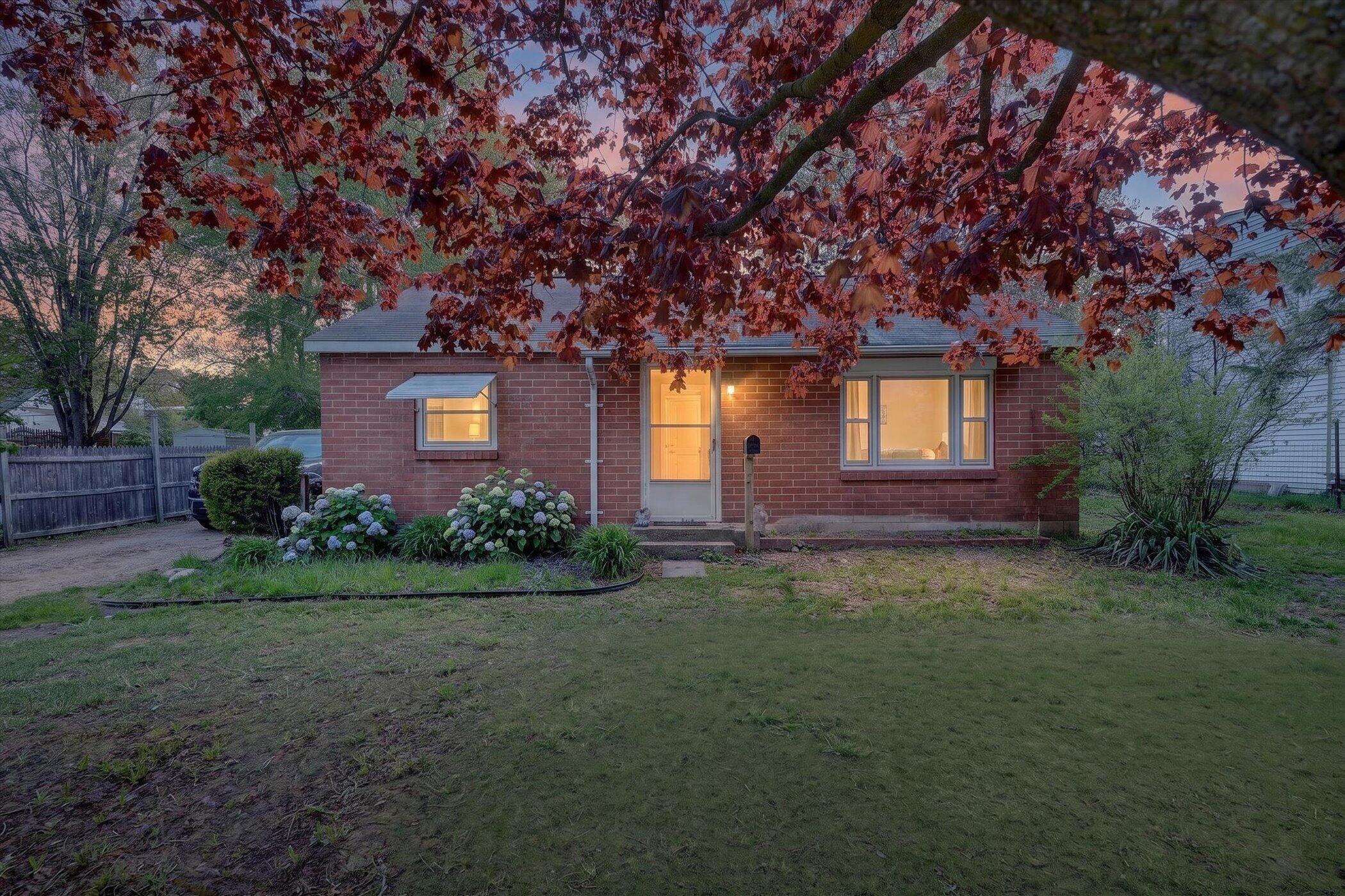 01-1028-Alderman-St-WindowStill-Photogra