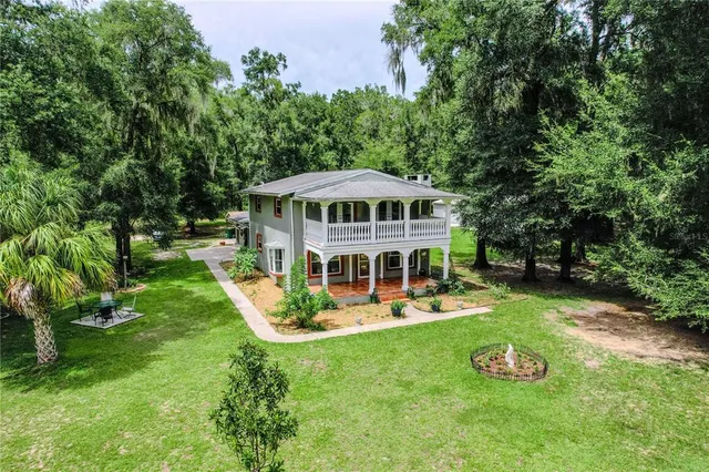 a view of a house with a backyard