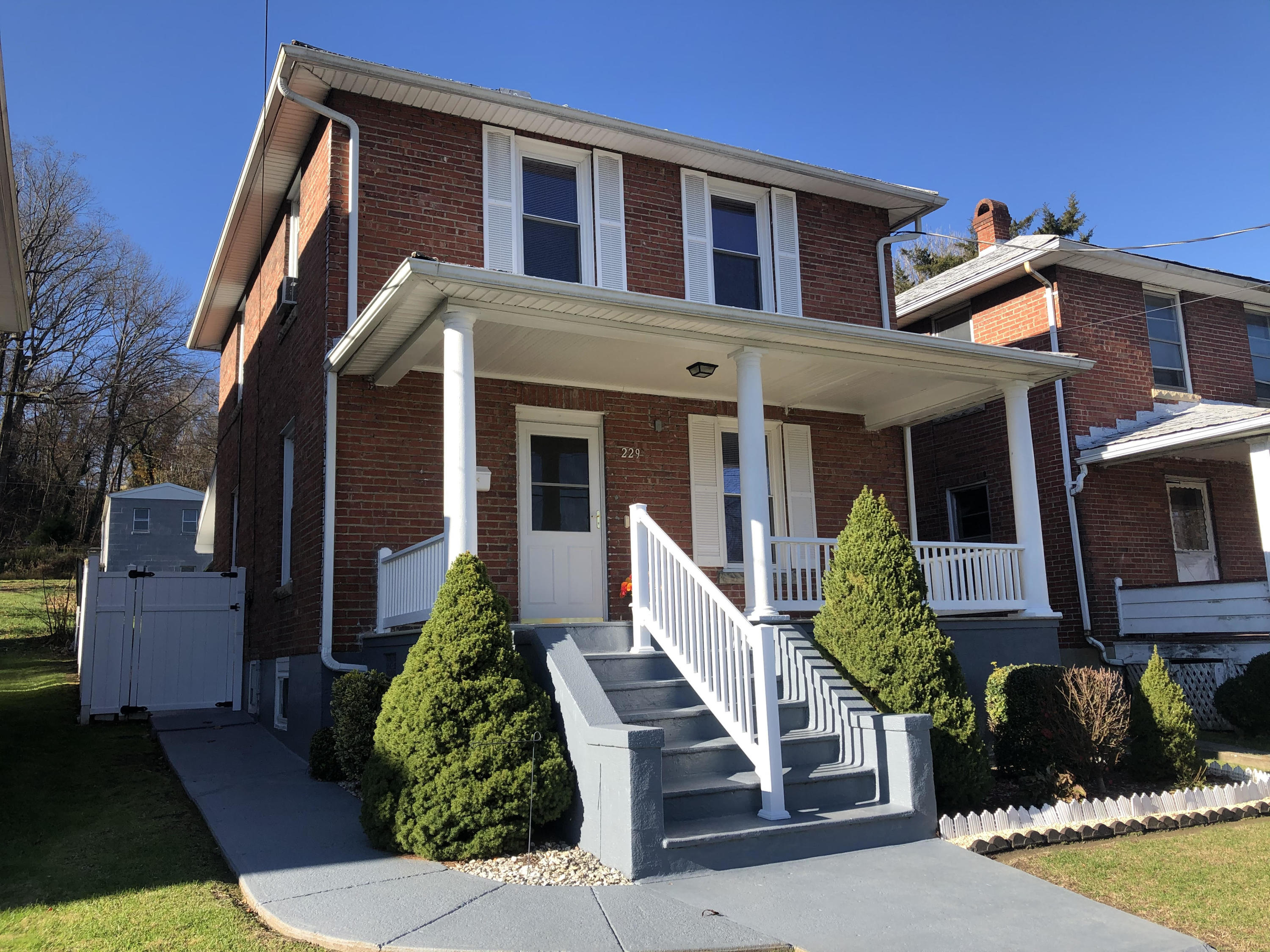 229 Roxbury Street Clifton Forge, VA 24422 - Photo 1 of 19 front view
