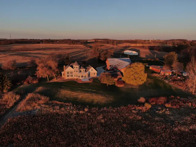 $1,289,900 | 17707 Lakeshore Road, Two Rivers, WI 54241