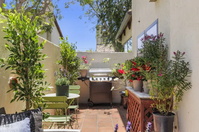 a view of a chairs and table in a backyard