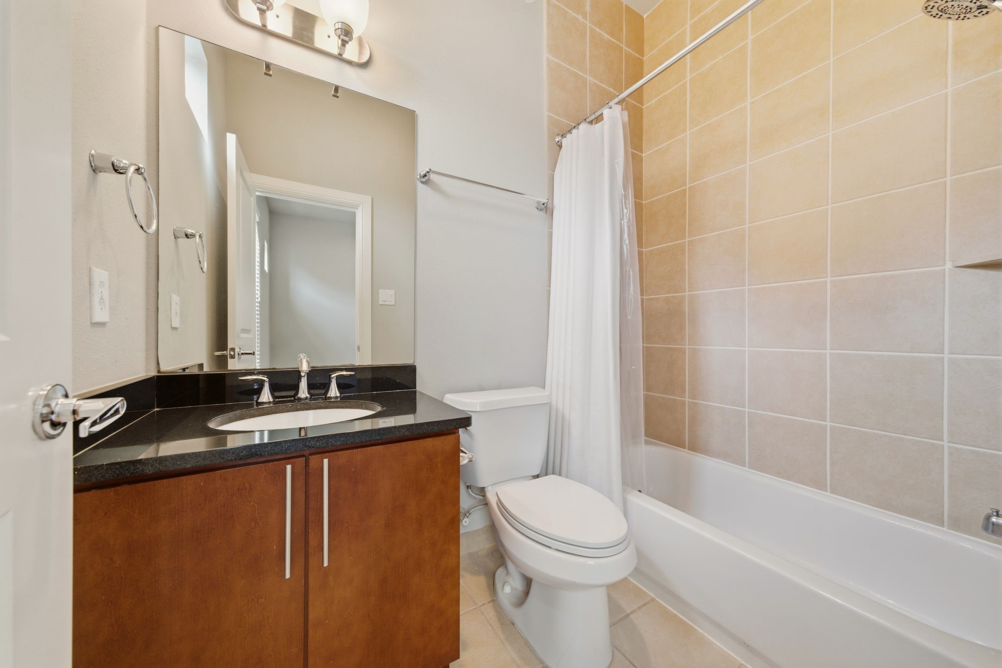 2110 Shearn Street, Unit 16 Houston, TX 77007 - Photo 21 of 37 Tub / shower combo in this second guest bedroom ensuite