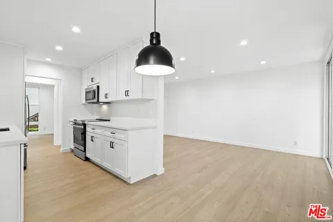 $899,000 | 23901 Civic Center Way, Unit 126, Malibu, CA 90265