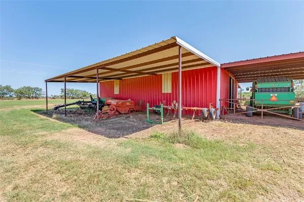 a view of a house with backyard and patio