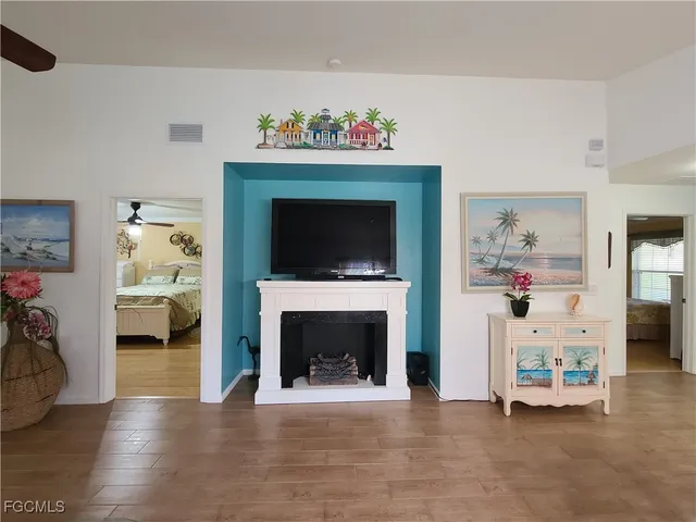 a view of a house with backyard and garden