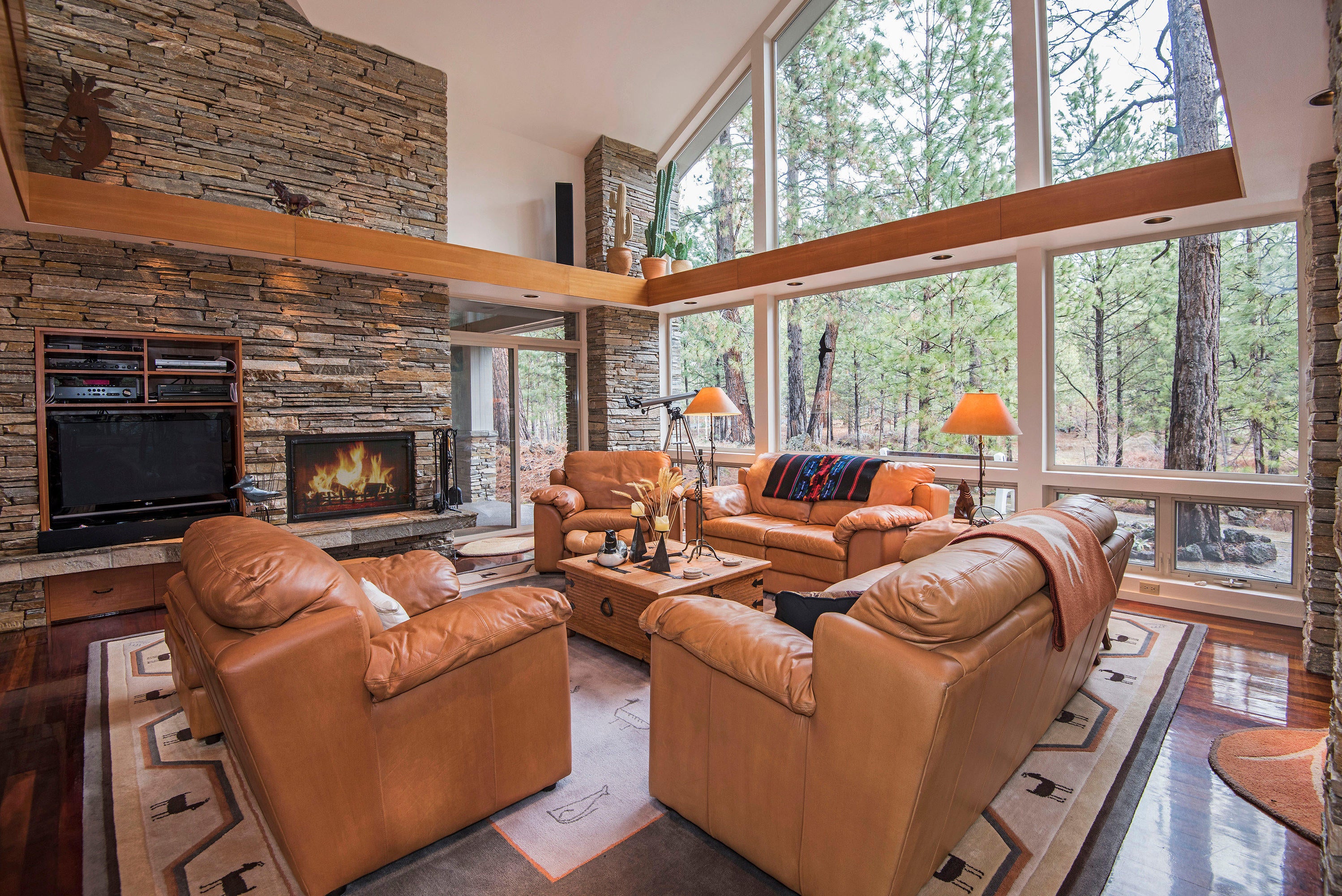 13853 Bishops Cap, Unit EM 29 Black Butte Ranch, OR 97759 - Photo 5 of 23 Great room