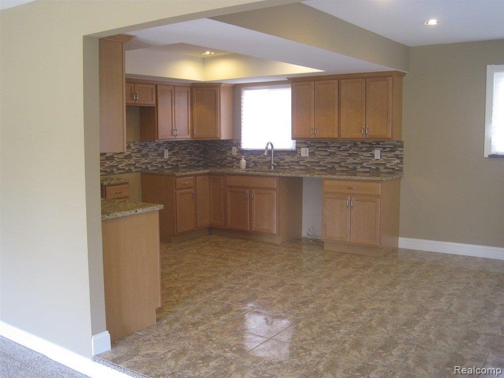 11398 Common Road Warren, MI 48093 - Photo 3 of 21 IMG_8006.JPG