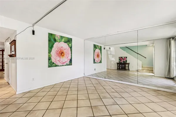 a view of a livingroom with a garage
