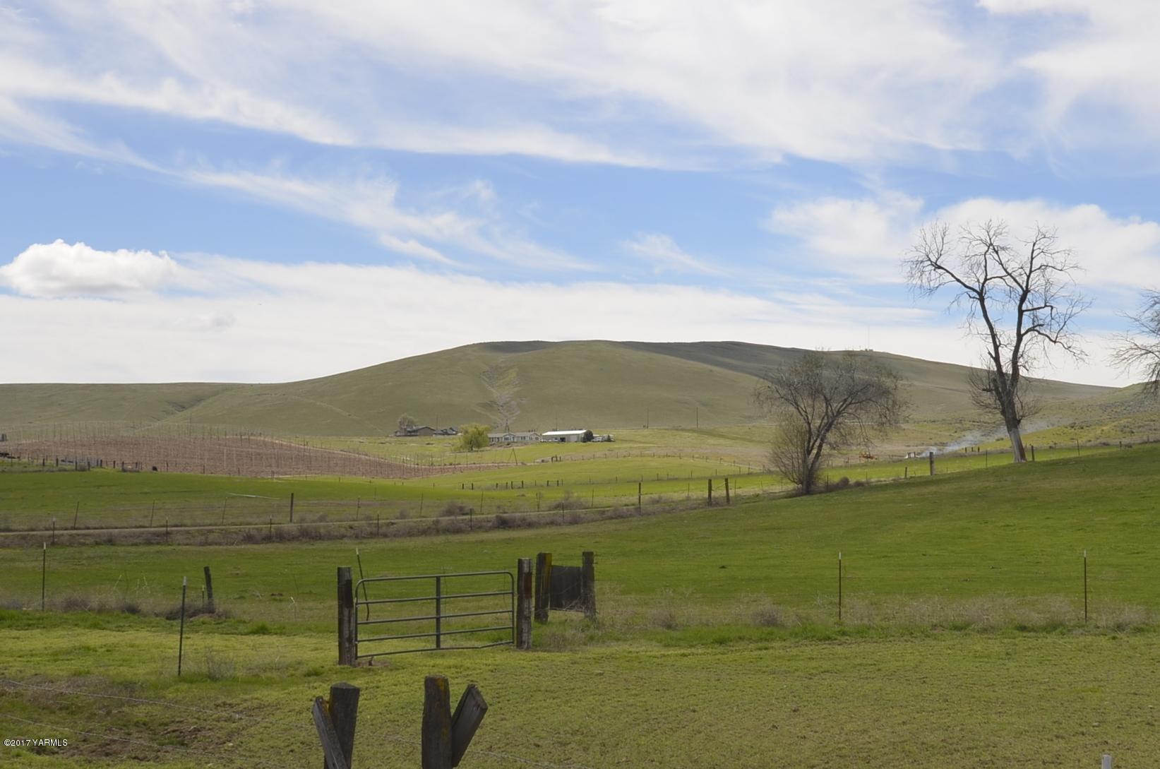 1454 Konnowac Pass Road Moxee, WA 98936 - Photo 2 of 34 a view of an ocean with a mountain