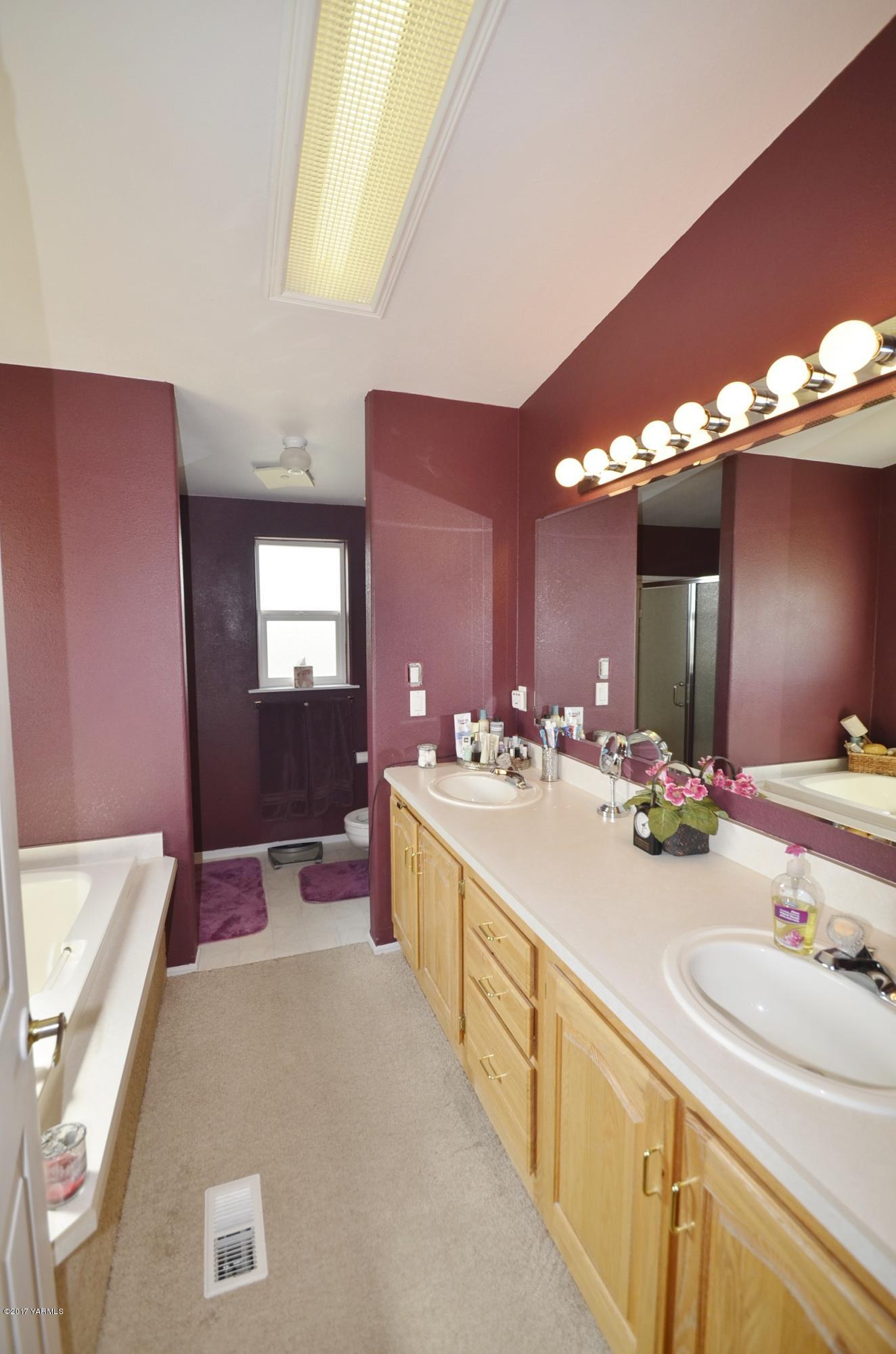 1454 Konnowac Pass Road Moxee, WA 98936 - Photo 12 of 34 a bathroom with a tub sink and mirror