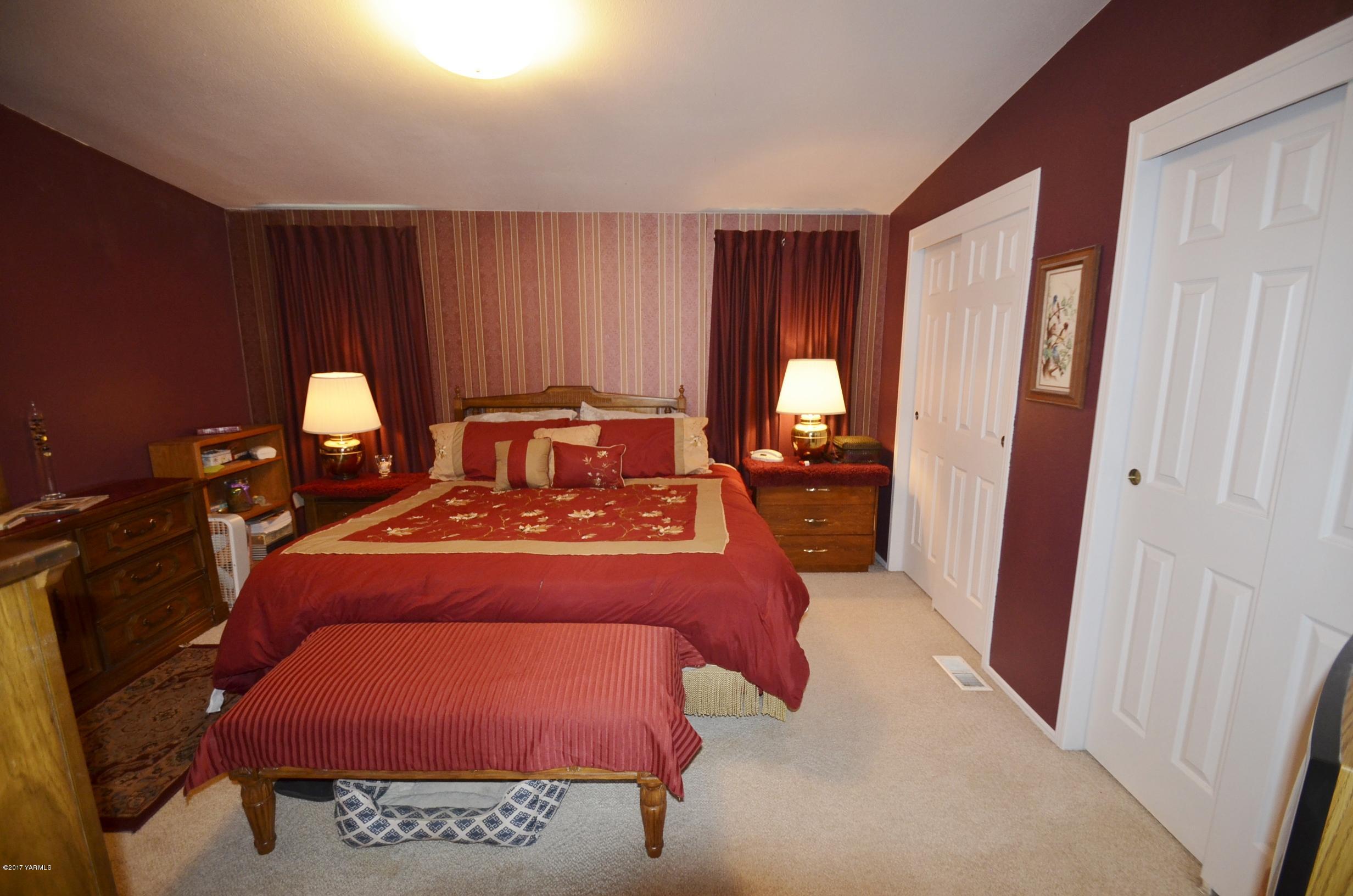 1454 Konnowac Pass Road Moxee, WA 98936 - Photo 13 of 34 a bed room with a bed and a lamp