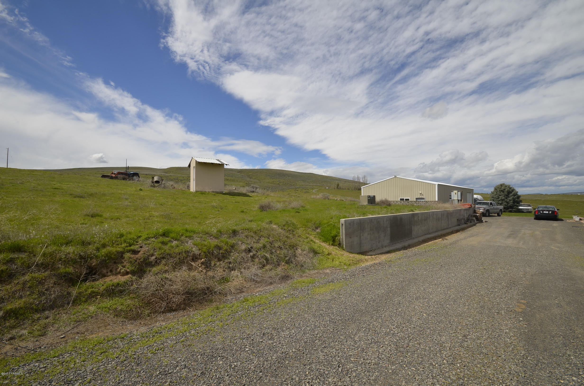 1454 Konnowac Pass Road Moxee, WA 98936 - Photo 21 of 34 a view of an ocean