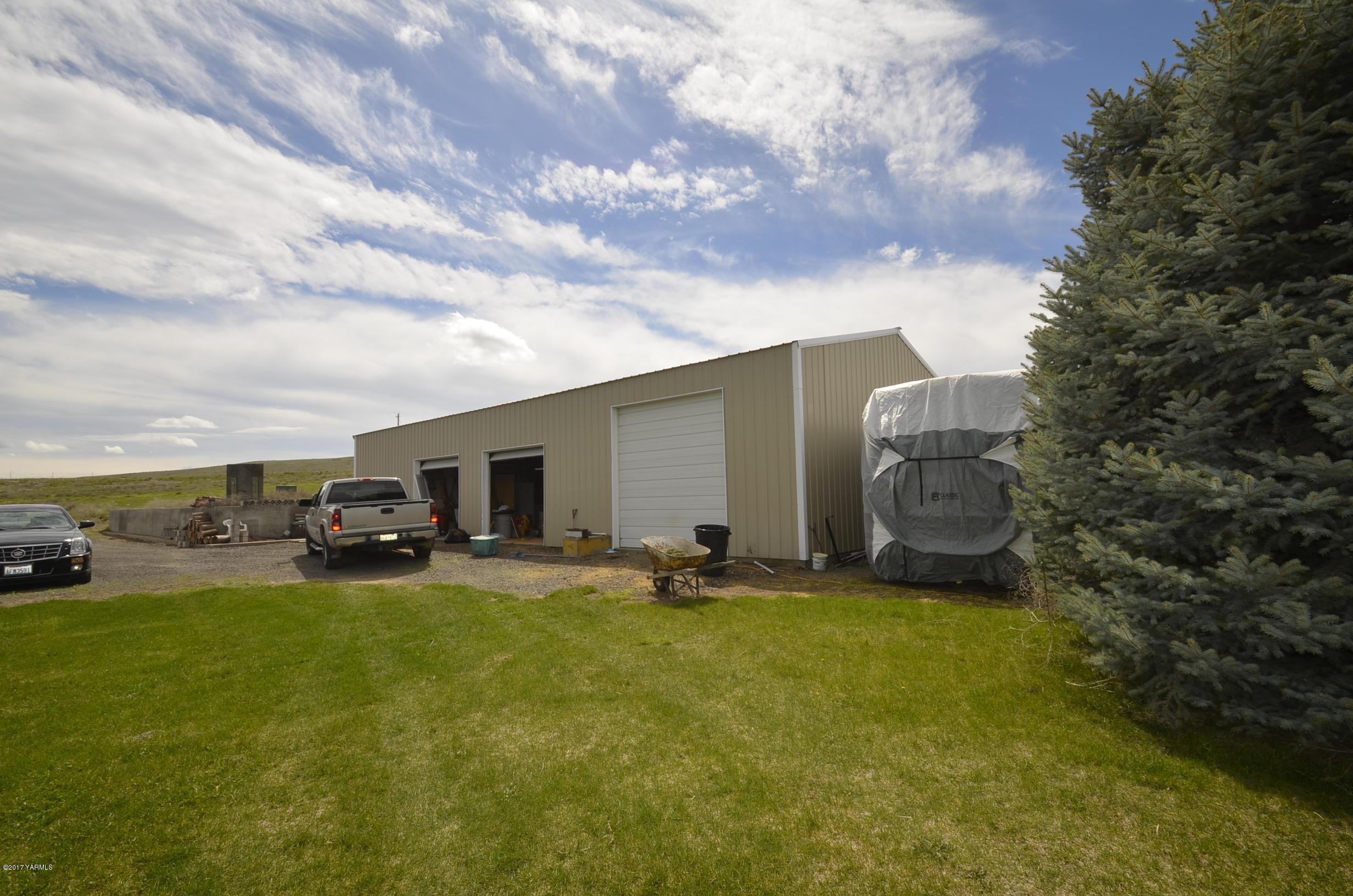 1454 Konnowac Pass Road Moxee, WA 98936 - Photo 22 of 34 a view of a backyard with sitting area