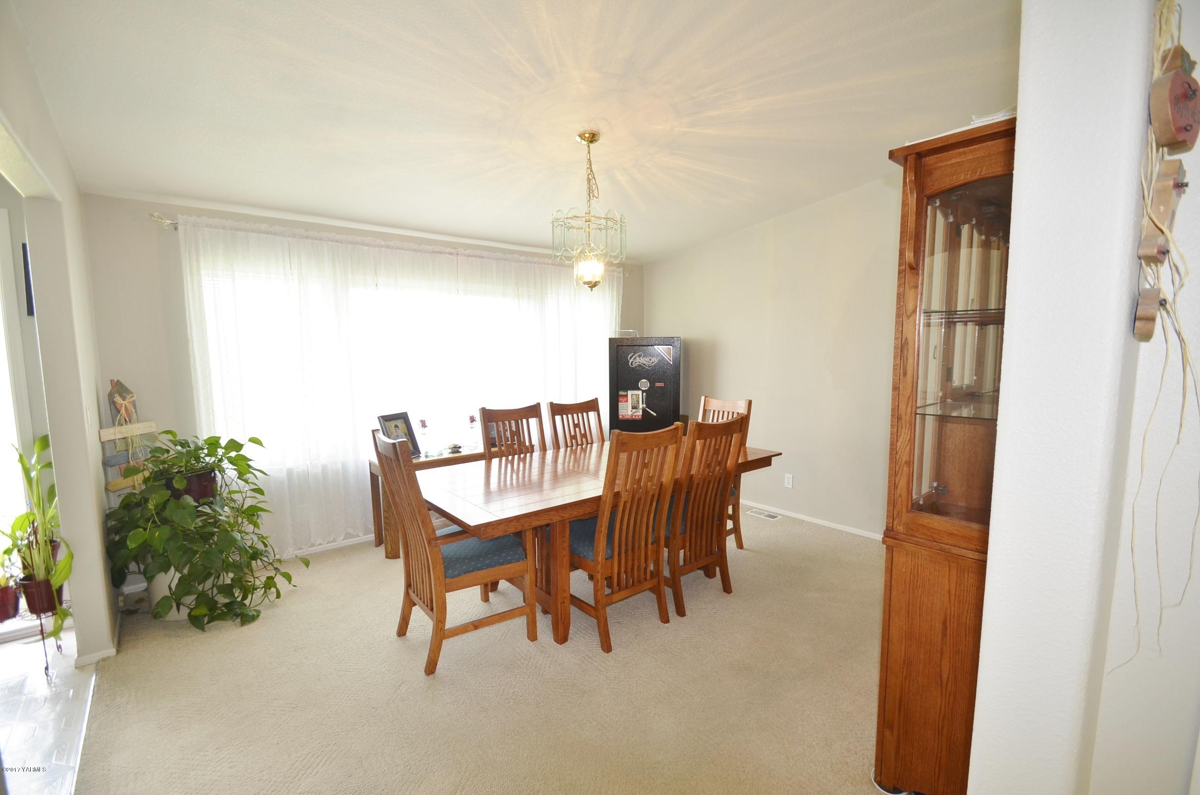 1454 Konnowac Pass Road Moxee, WA 98936 - Photo 4 of 34 a dining room with furniture and window