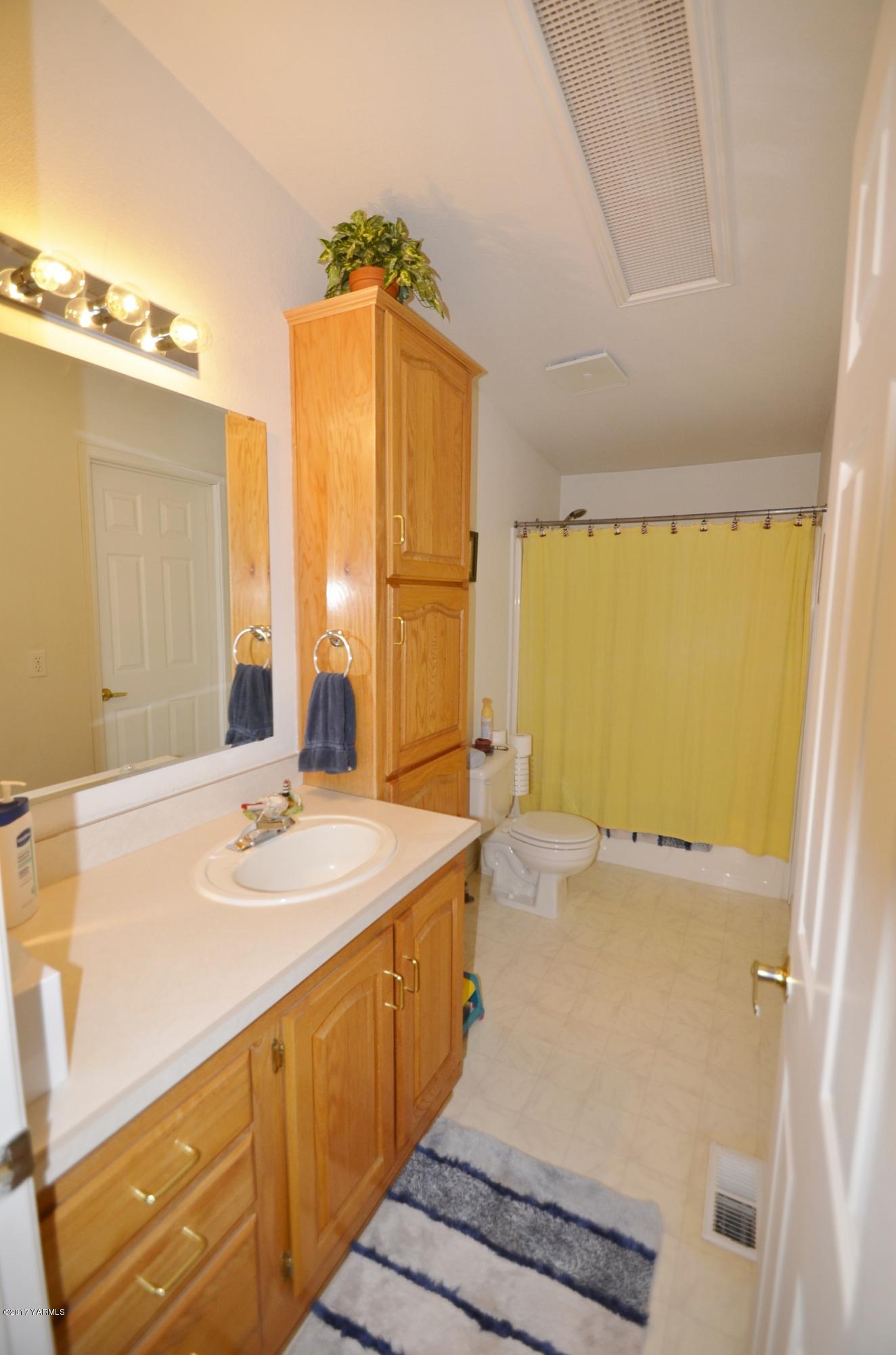 1454 Konnowac Pass Road Moxee, WA 98936 - Photo 8 of 34 a spacious bathroom with a double vanity sink and a mirror