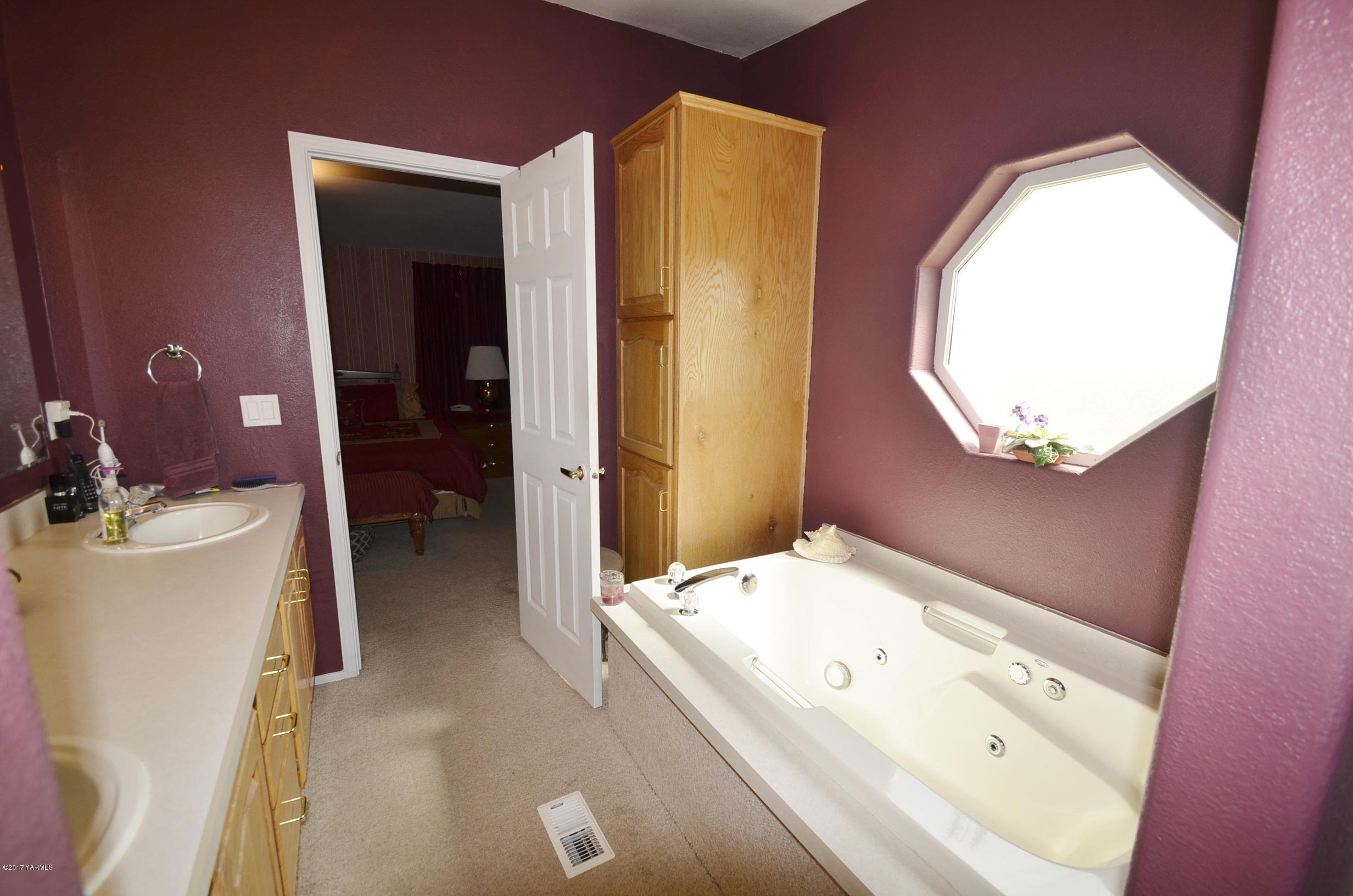 1454 Konnowac Pass Road Moxee, WA 98936 - Photo 9 of 34 a en suite bathroom with a sink and a mirror