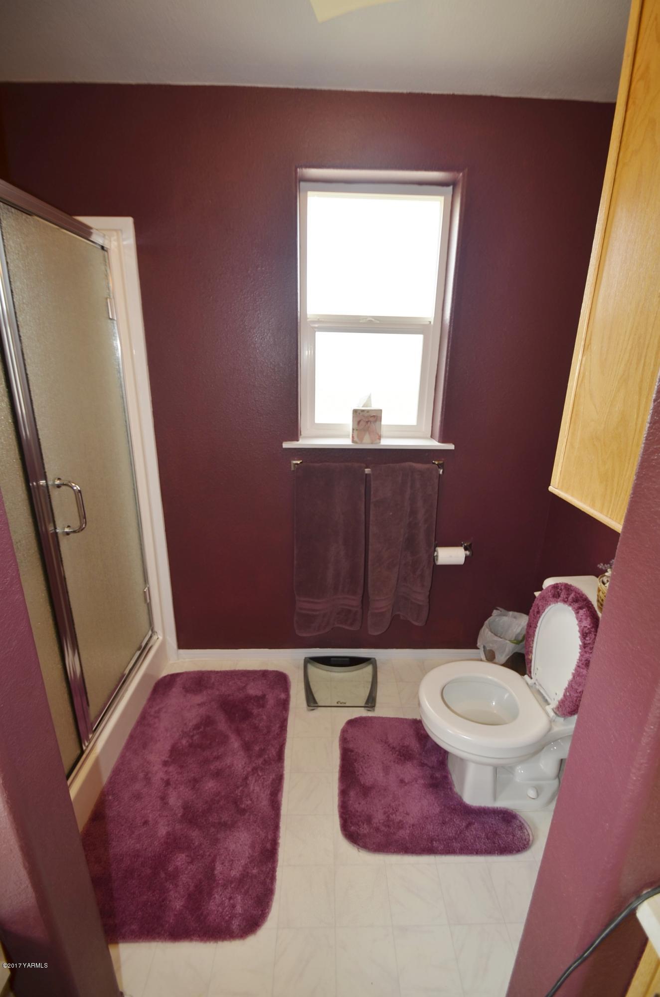 1454 Konnowac Pass Road Moxee, WA 98936 - Photo 10 of 34 a bathroom with a sink toilet and mirror