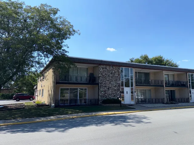 $131,000 | 18204 Exchange Avenue, Unit 1, Lansing, IL 60438