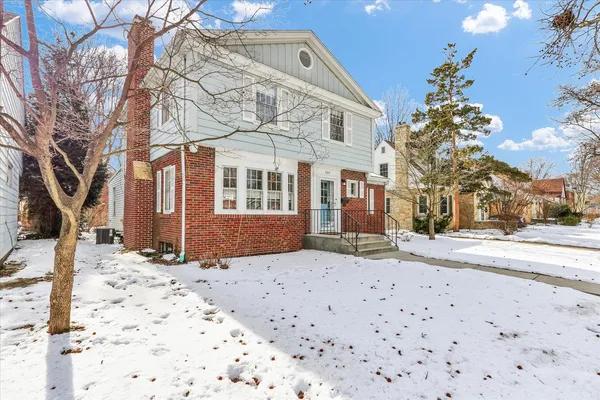 $425,000 | 209 West Vermont Avenue, Urbana, IL 61801