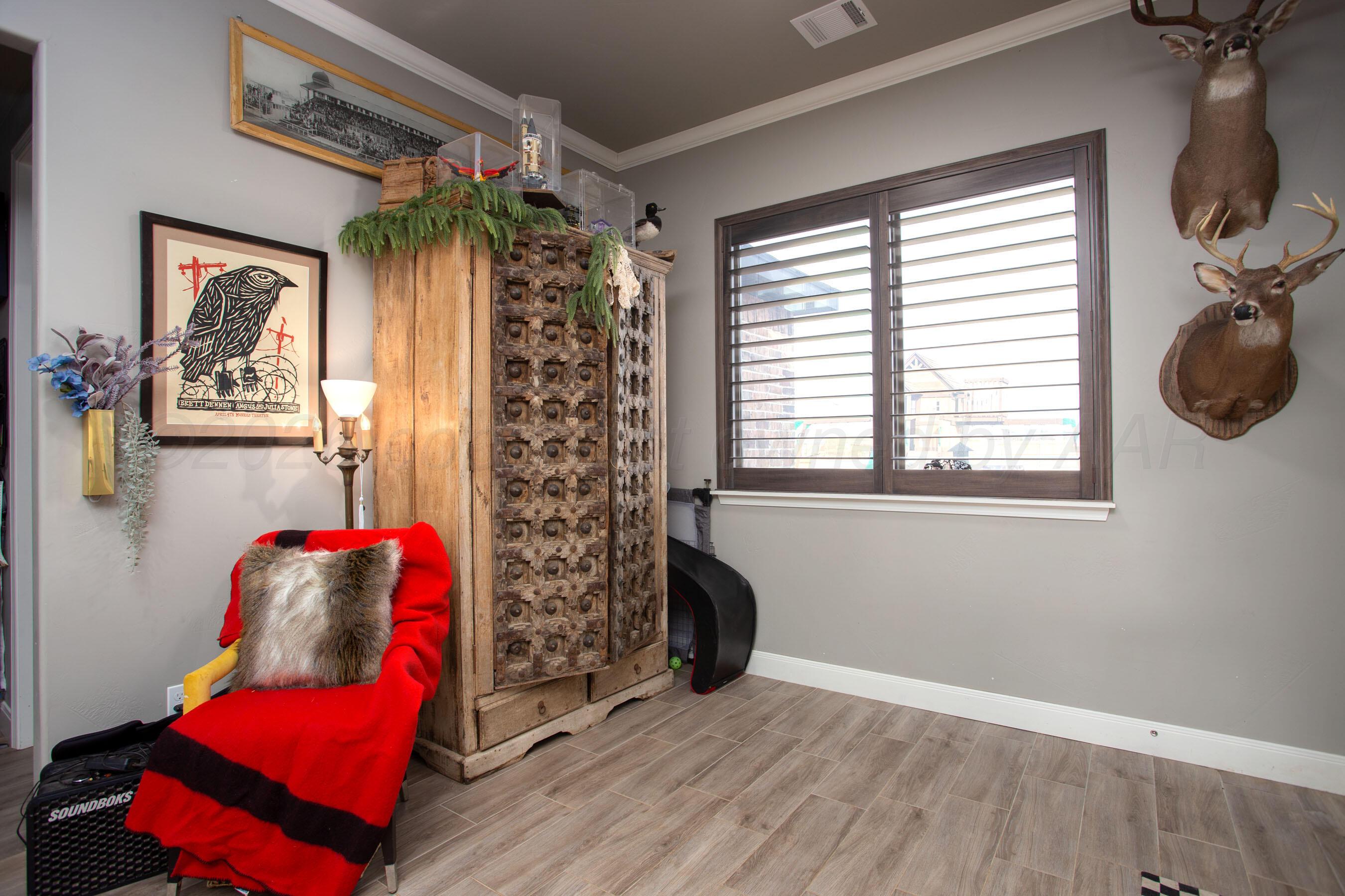 8200 Matilda Lane Amarillo, TX 79119 - Photo 13 of 39 a view of livingroom with furniture and workspace