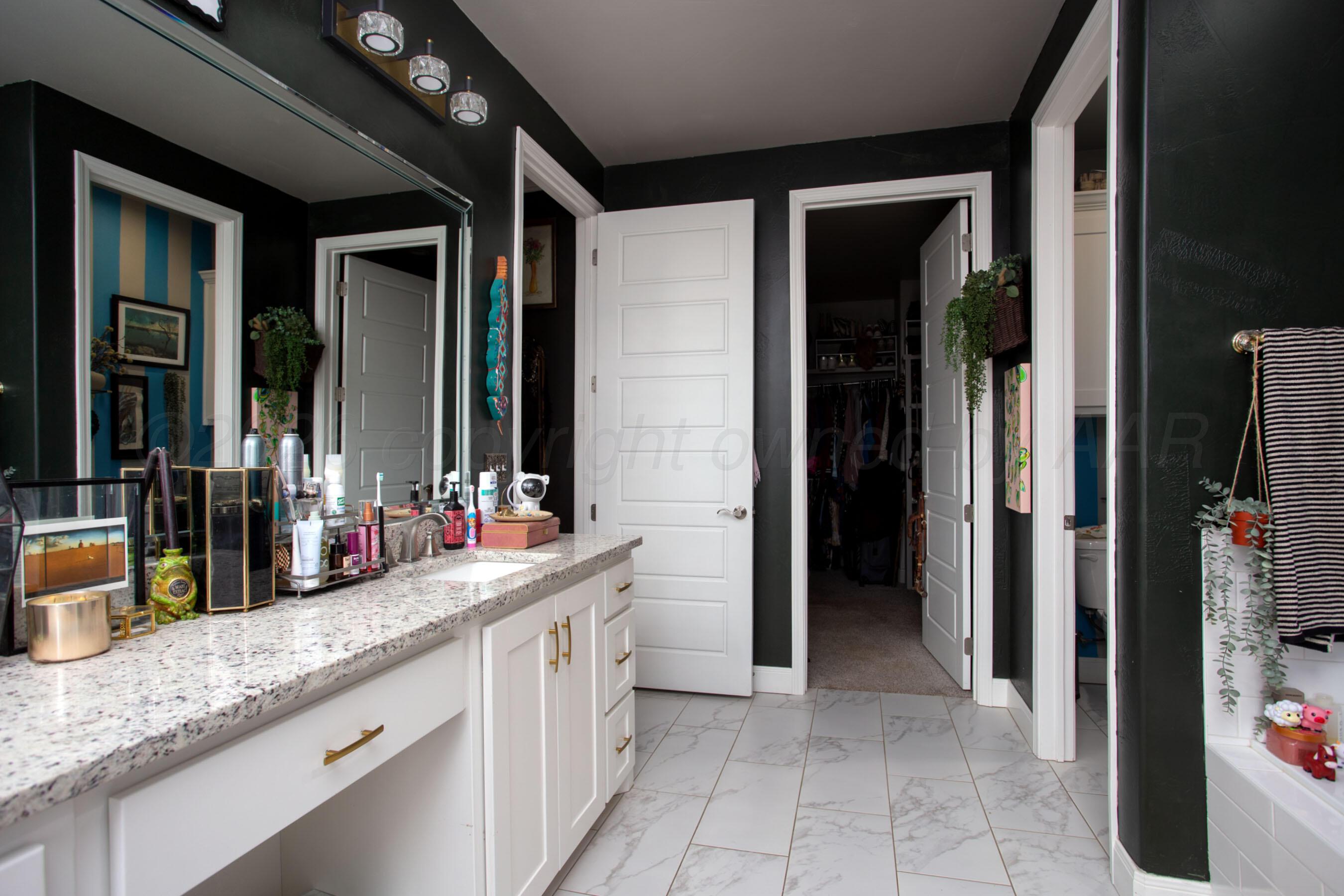 8200 Matilda Lane Amarillo, TX 79119 - Photo 19 of 39 a bathroom with a sink a mirror and a bathtub