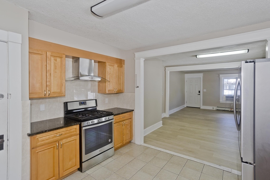 121 Dorset Street Springfield, MA 01108 - Photo 8 of 40