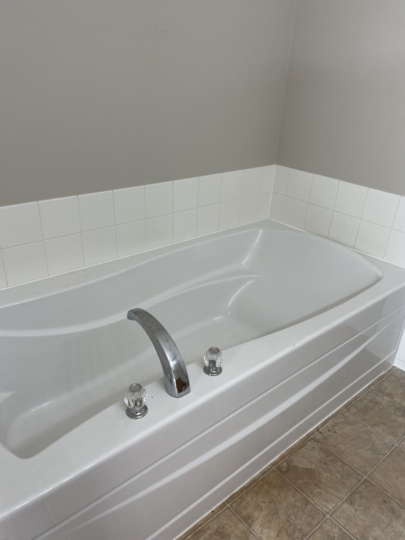 1531 Millbrook Drive Algonquin, IL 60102 - Photo 8 of 14 a bathroom with a bathtub