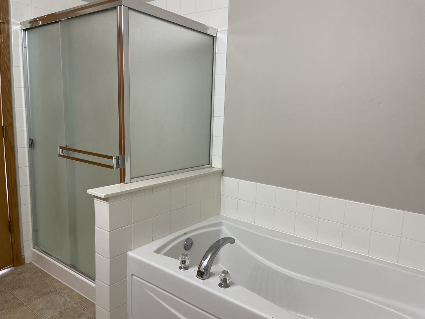 1531 Millbrook Drive Algonquin, IL 60102 - Photo 9 of 14 a bathroom with a bathtub