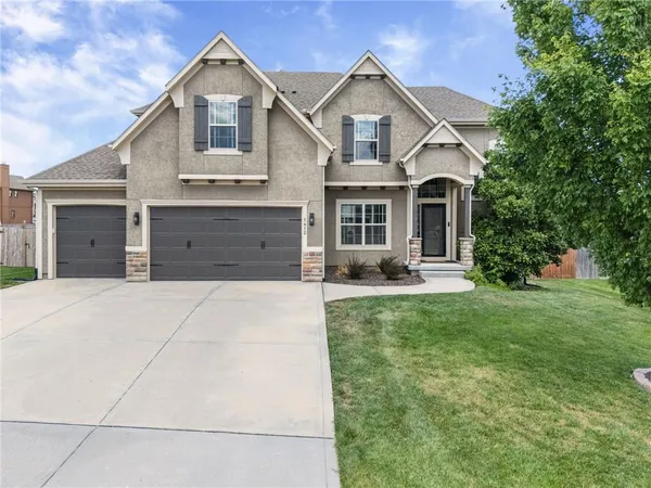 $565,000 | 1412 Southwest Whistle Drive, Lee's Summit, MO 64082