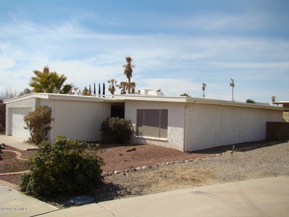 1443 North Rio-Aros Green Valley, AZ 85614 - Photo 17 of 19 a view of a terrace with a sink and wooden fence
