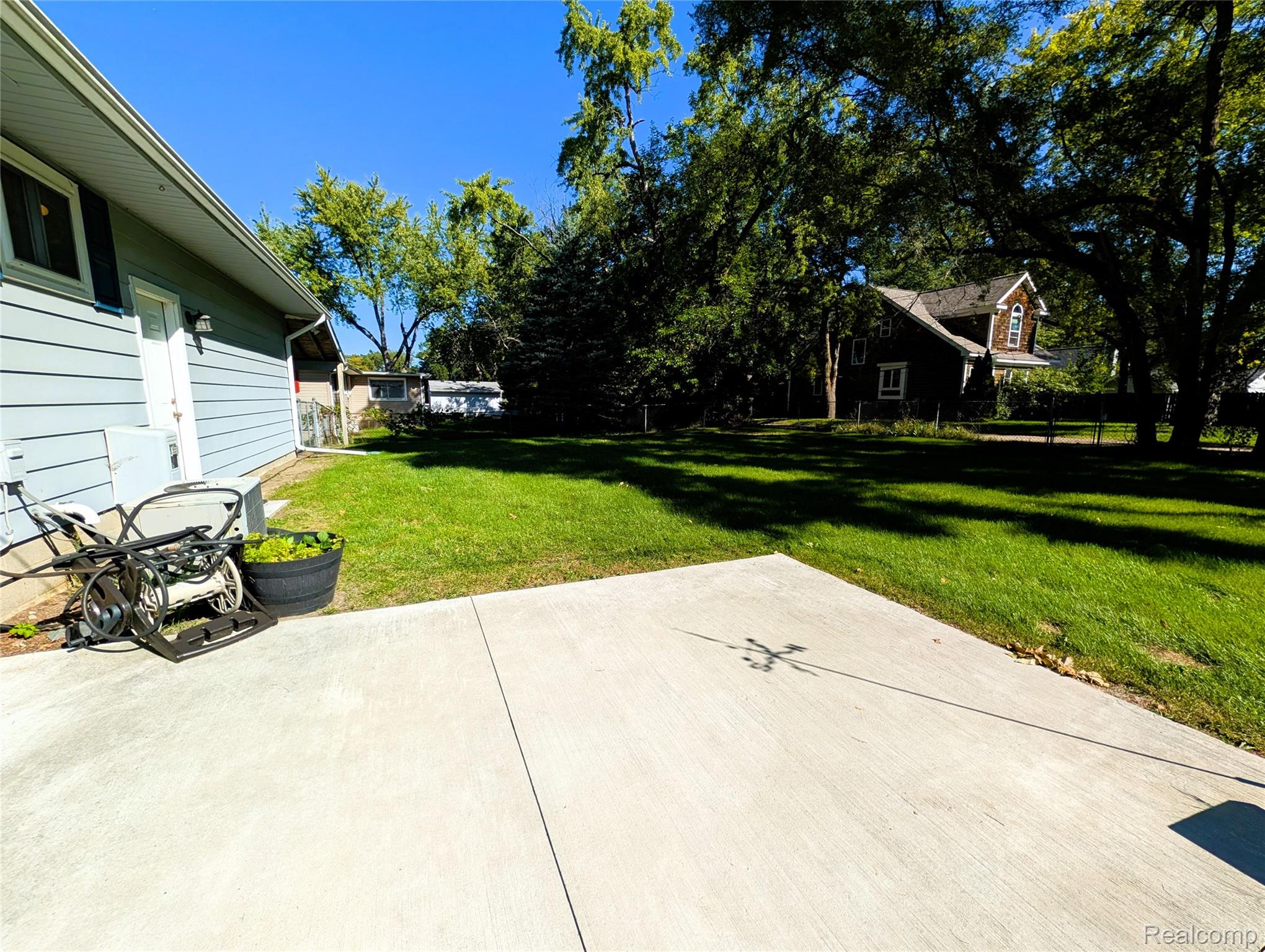 567 Pine Tree Road Lake Orion, MI 48362 - Photo 10 of 43 10 PATIO 2.jpg