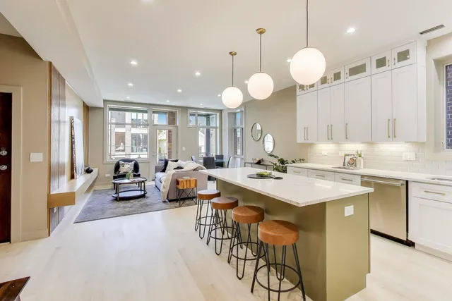 $699,000 | 2450 North Clybourn Avenue, Unit 3S, Chicago, IL 60614