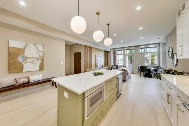 $699,000 | 2450 North Clybourn Avenue, Unit 3S, Chicago, IL 60614