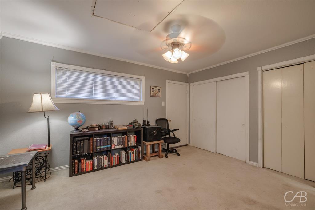 33 Northwest Ave A Hamlin, TX 79520 - Photo 28 of 37 a room with furniture and lamp