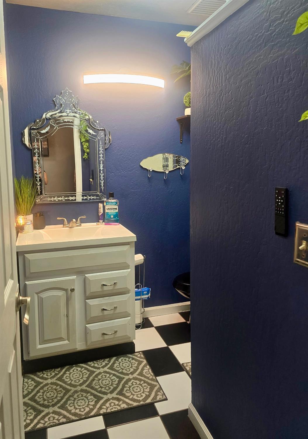 48833 Rock Point Road Oakhurst, CA 93644 - Photo 26 of 36 a room with a mirror and a lamp