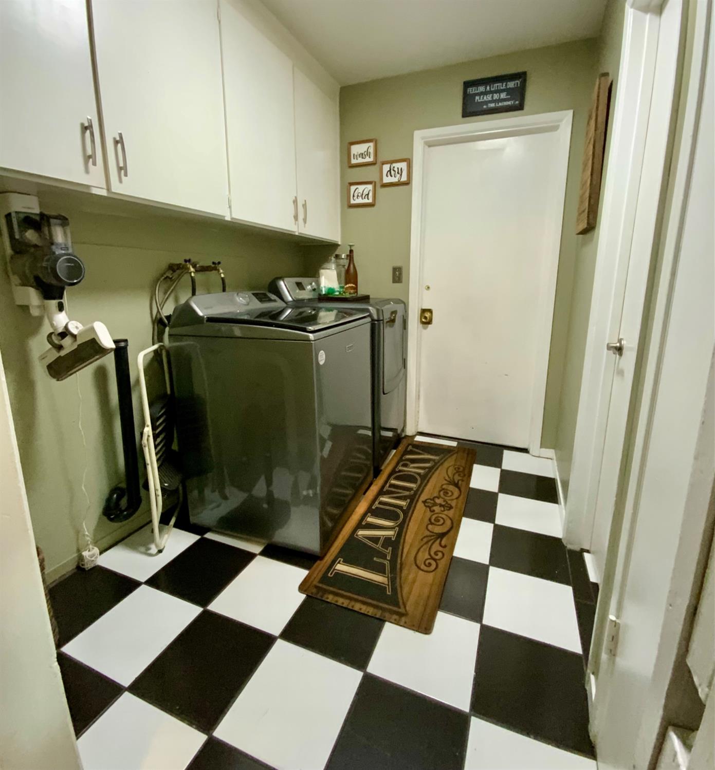 48833 Rock Point Road Oakhurst, CA 93644 - Photo 7 of 36 a room with black and white checkered floor