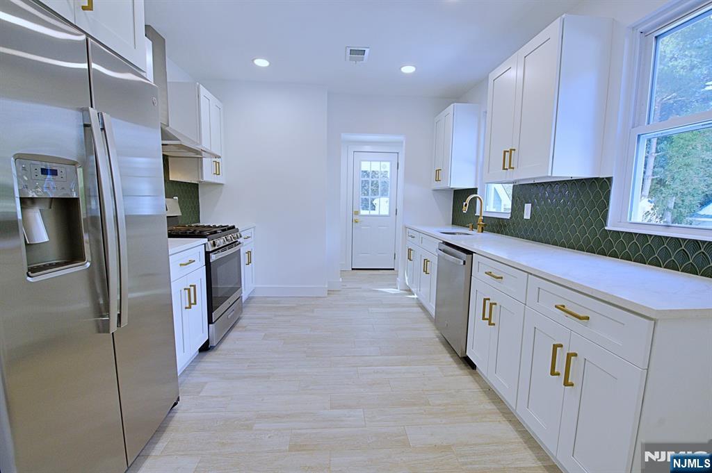 16 Clarke Street Closter, NJ 07624 - Photo 4 of 28