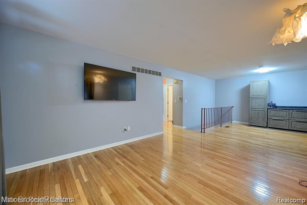 2767 Roundtree Drive Troy, MI 48083 - Photo 3 of 17