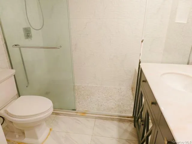 a bathroom with a toilet and a shower