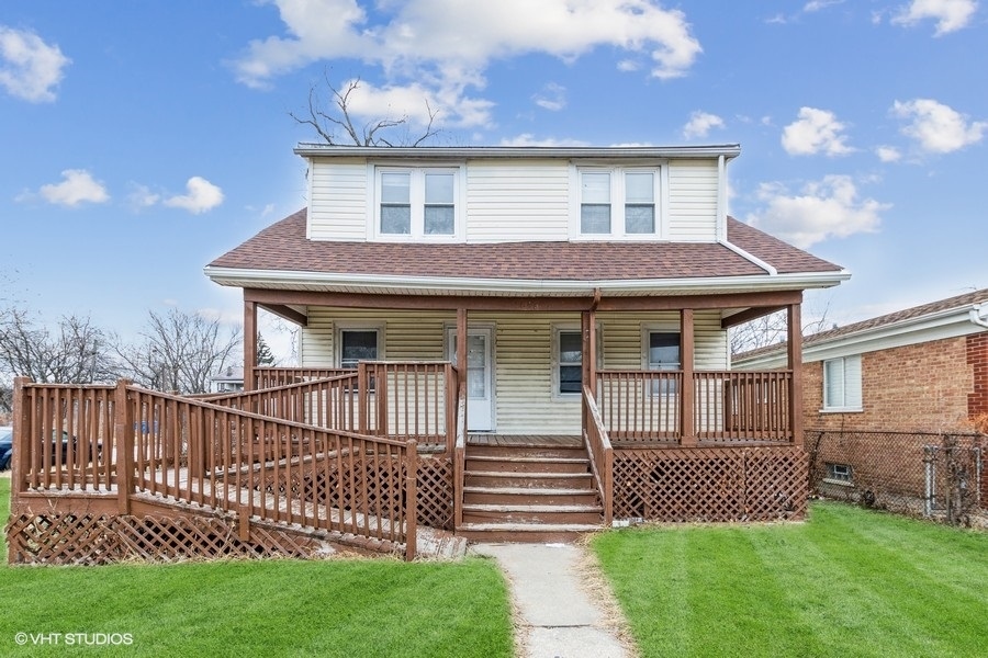1436 West 110th Place Chicago, IL 60643 - Photo 1 of 10 a front view of a house with garden